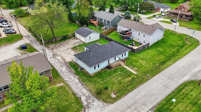 506 E 1st Street, Tonganoxie, KS 66086