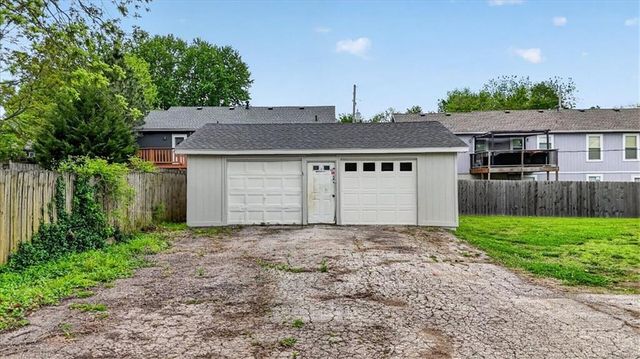 506 E 1st Street, Tonganoxie, KS 66086