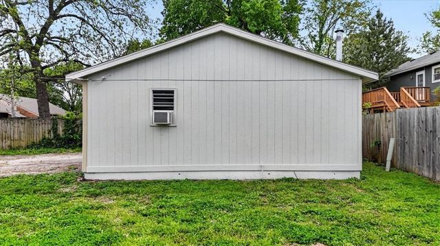 506 E 1st Street, Tonganoxie, KS 66086