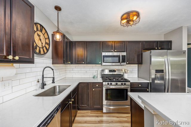 2132 Hollyhock, Belmont, MI 49306