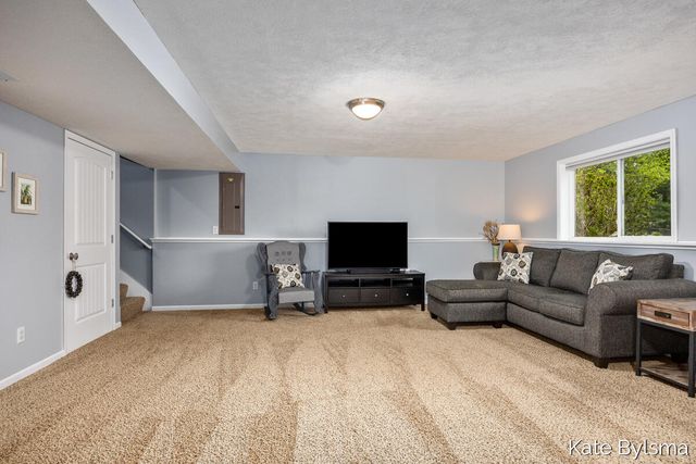 2132 Hollyhock, Belmont, MI 49306