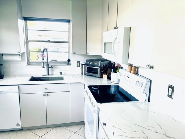 850 Meadowlark Lane, Delray Beach, FL 33445