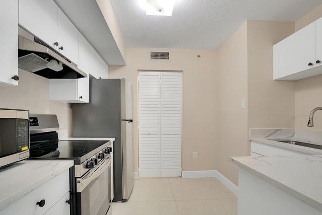 611 Villa Circle, Boynton Beach, FL 33435