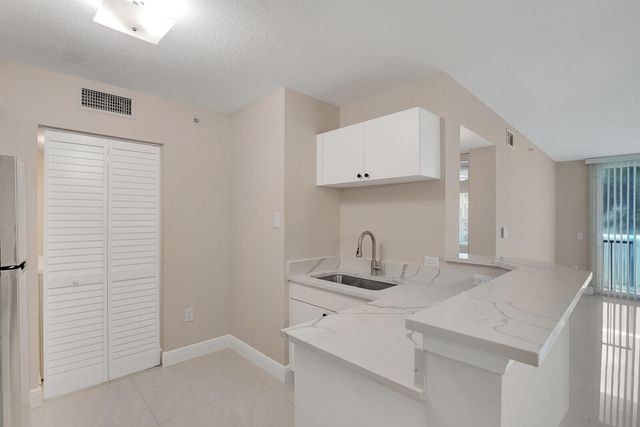 611 Villa Circle, Boynton Beach, FL 33435