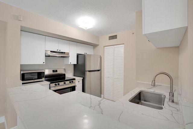 611 Villa Circle, Boynton Beach, FL 33435
