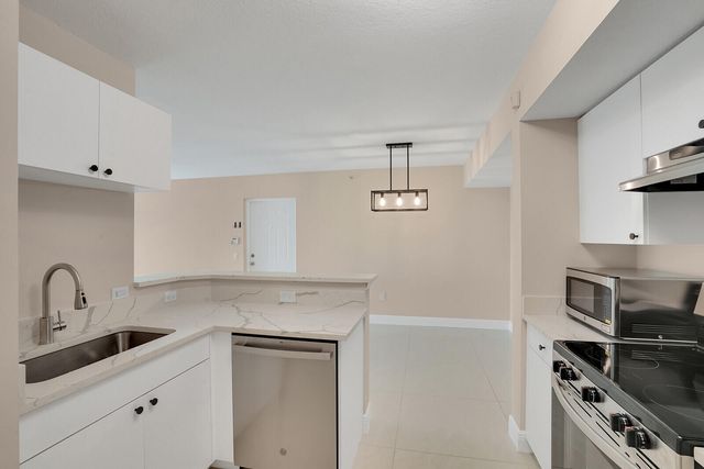 611 Villa Circle, Boynton Beach, FL 33435