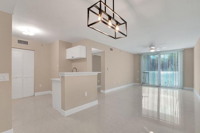 611 Villa Circle, Boynton Beach, FL 33435