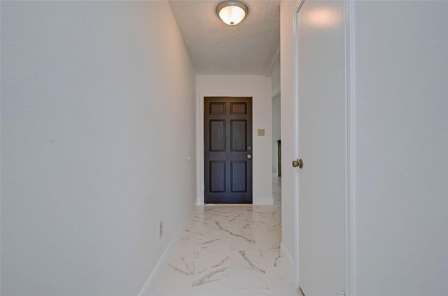 16015 Surrey Woods Drive, Friendswood, TX 77546