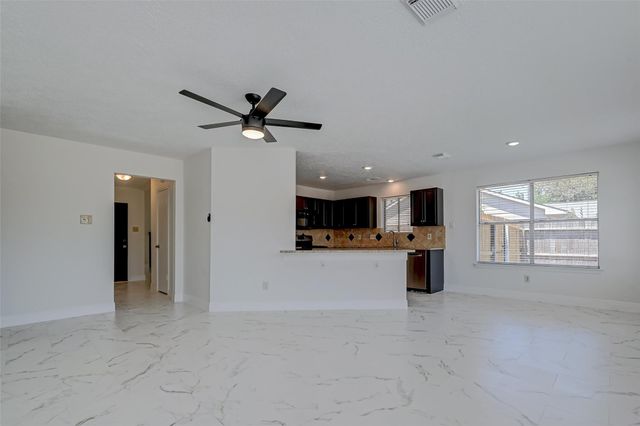 16015 Surrey Woods Drive, Friendswood, TX 77546