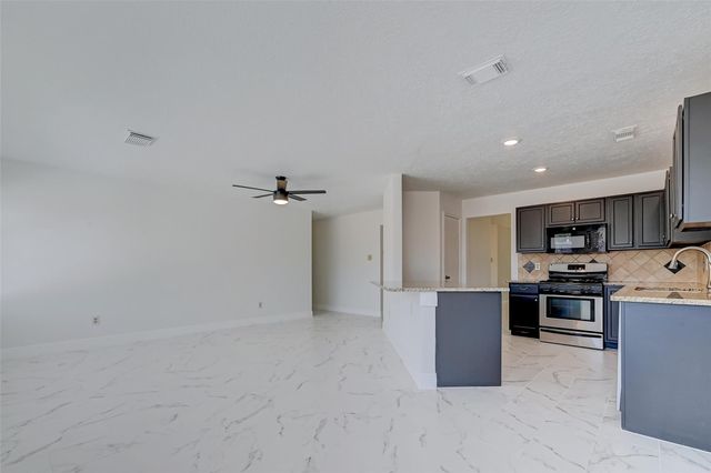 16015 Surrey Woods Drive, Friendswood, TX 77546