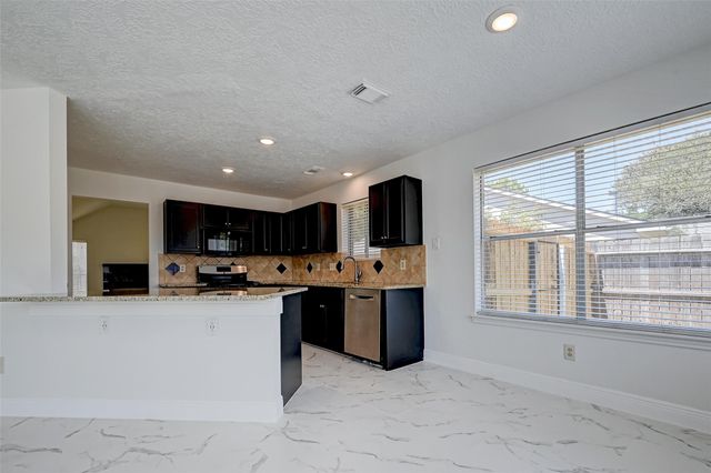 16015 Surrey Woods Drive, Friendswood, TX 77546