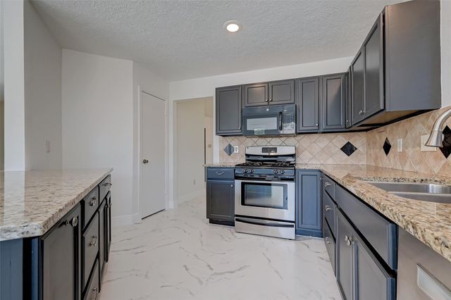 16015 Surrey Woods Drive, Friendswood, TX 77546