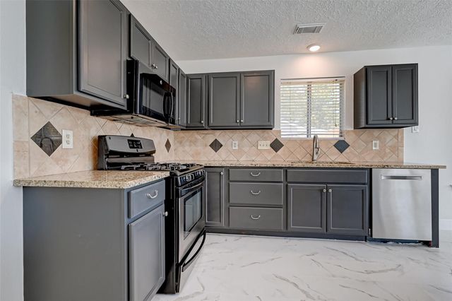 16015 Surrey Woods Drive, Friendswood, TX 77546