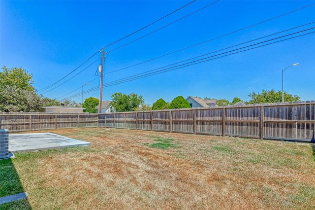 16015 Surrey Woods Drive, Friendswood, TX 77546