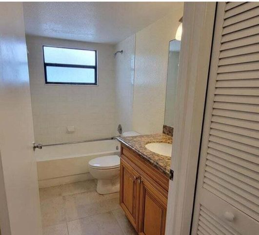 1442 E Lake Crystal Drive E E, West Palm Beach, FL 33411