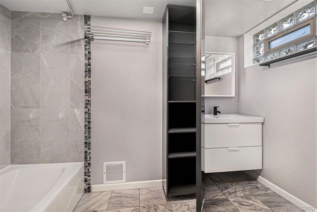 21305 ONTAGA Street, Farmington Hills, MI 48390