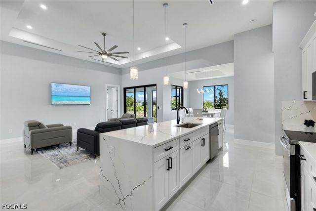 313 NE 5th TER, Cape Coral, FL 33909