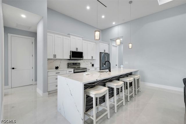 313 NE 5th TER, Cape Coral, FL 33909