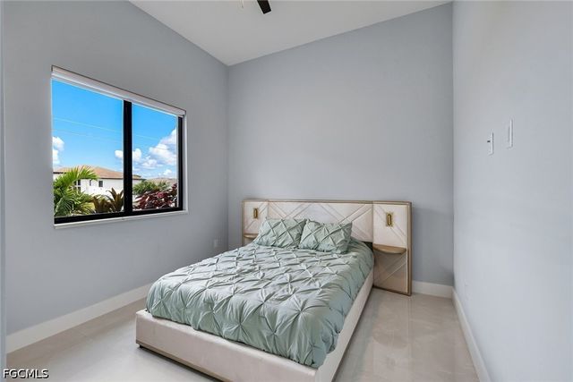 313 NE 5th TER, Cape Coral, FL 33909