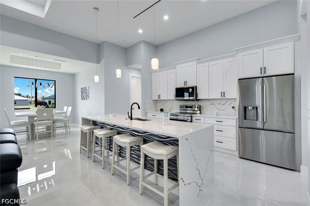 313 NE 5th TER, Cape Coral, FL 33909