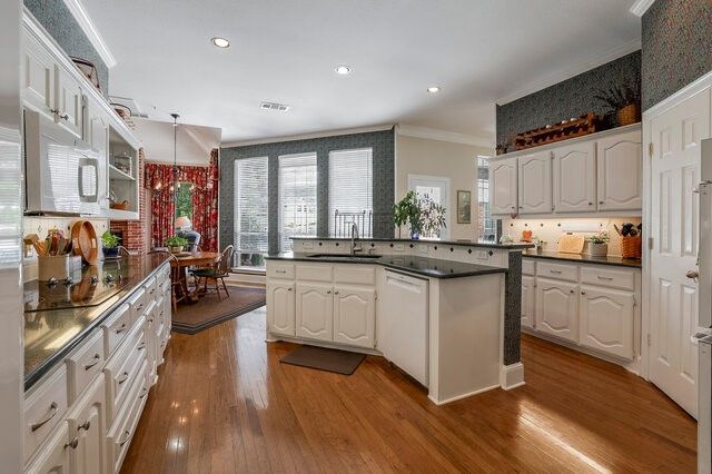 917 Longmeadow Lane, Desoto, TX 75115