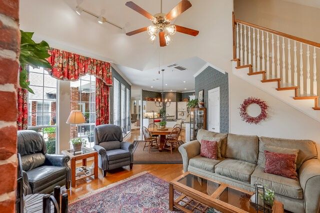 917 Longmeadow Lane, Desoto, TX 75115