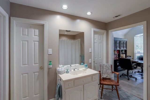 917 Longmeadow Lane, Desoto, TX 75115