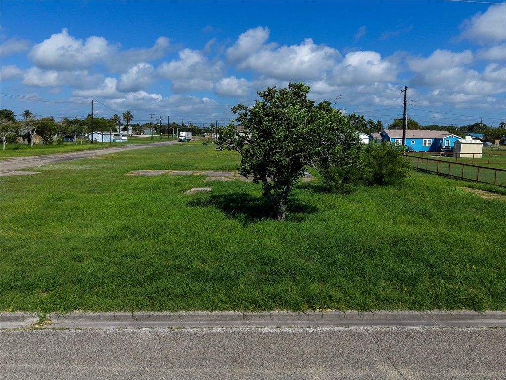 260 E Deberry Ave, Aransas Pass, TX 78336 — photo 2