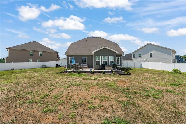 2740 Clear Lake Court, Winston-salem, NC 27106
