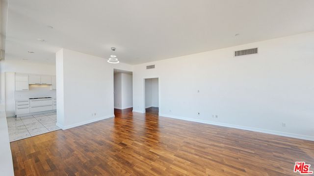 900 W Olympic Boulevard 33B, Los Angeles, CA 90015