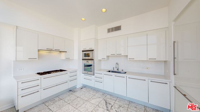 900 W Olympic Boulevard 33B, Los Angeles, CA 90015