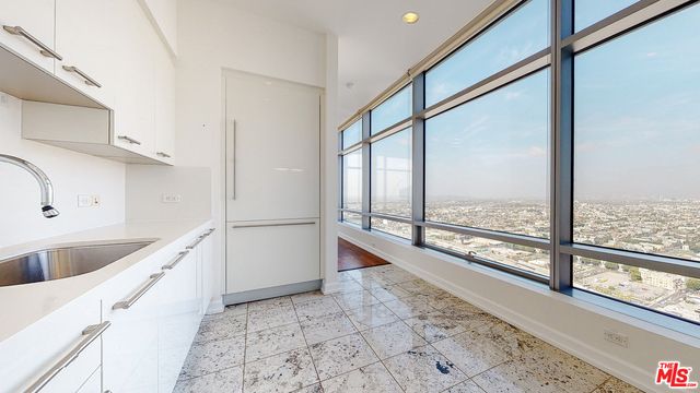 900 W Olympic Boulevard 33B, Los Angeles, CA 90015