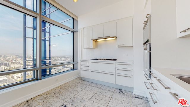 900 W Olympic Boulevard 33B, Los Angeles, CA 90015