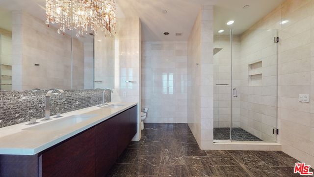 900 W Olympic Boulevard 33B, Los Angeles, CA 90015