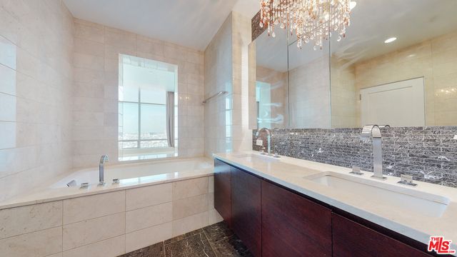 900 W Olympic Boulevard 33B, Los Angeles, CA 90015