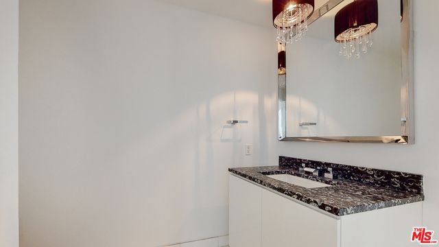 900 W Olympic Boulevard 33B, Los Angeles, CA 90015