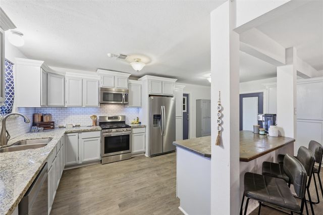 915 S 13th Street, Nederland, TX 77627