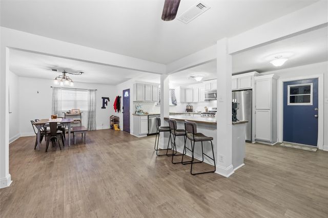 915 S 13th Street, Nederland, TX 77627