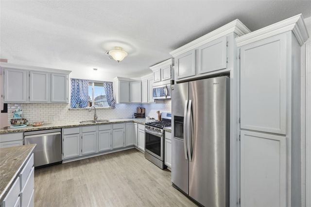 915 S 13th Street, Nederland, TX 77627