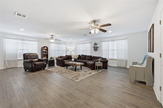 915 S 13th Street, Nederland, TX 77627