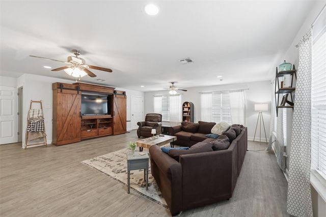 915 S 13th Street, Nederland, TX 77627