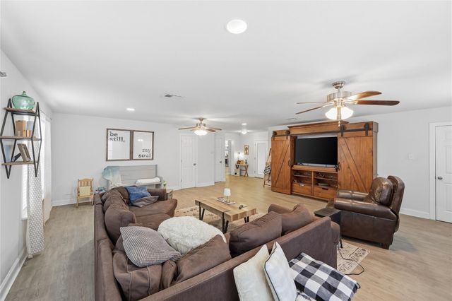 915 S 13th Street, Nederland, TX 77627