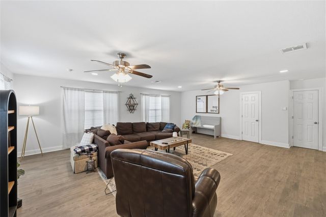 915 S 13th Street, Nederland, TX 77627