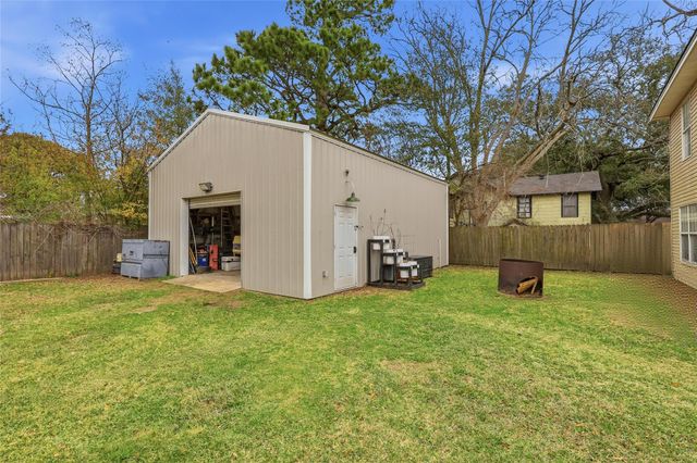 915 S 13th Street, Nederland, TX 77627