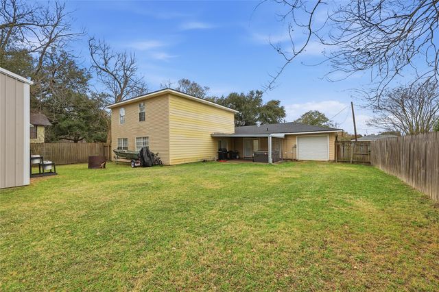 915 S 13th Street, Nederland, TX 77627