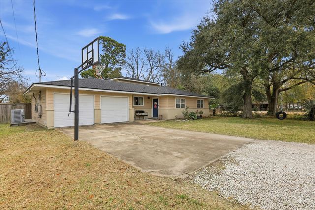 915 S 13th Street, Nederland, TX 77627