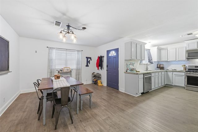 915 S 13th Street, Nederland, TX 77627