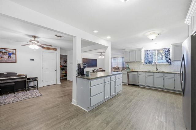 915 S 13th Street, Nederland, TX 77627