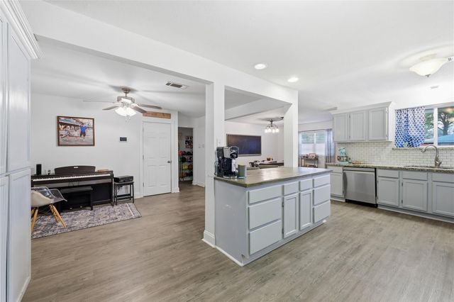 915 S 13th Street, Nederland, TX 77627