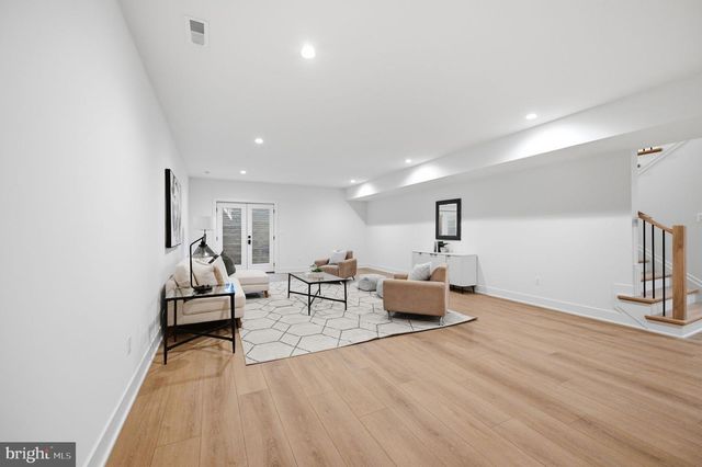 906 HILLCREST DR SW, Vienna, VA 22180